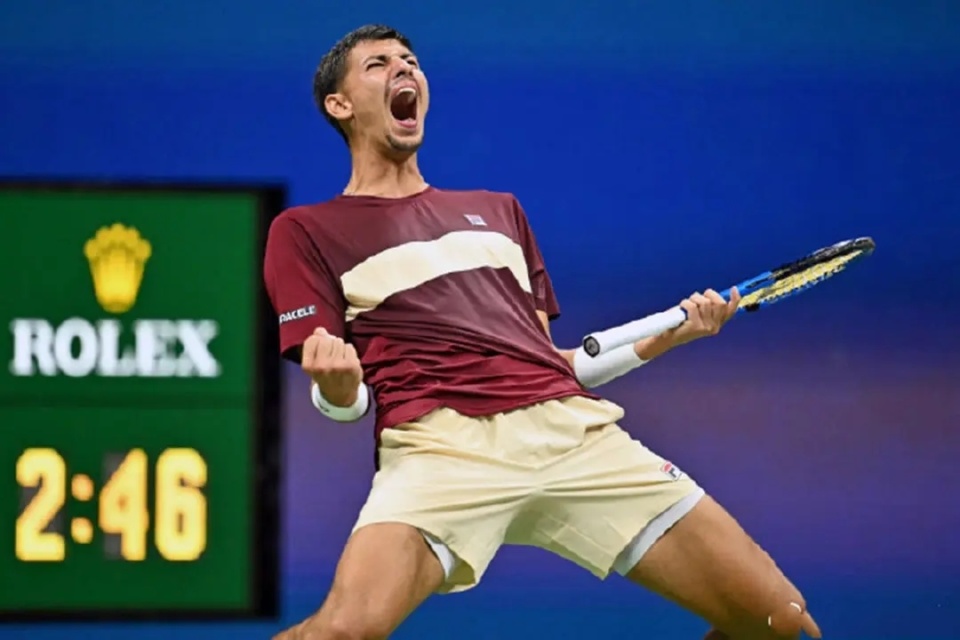 继续缠斗下, 至少打进较, 连包和球拍