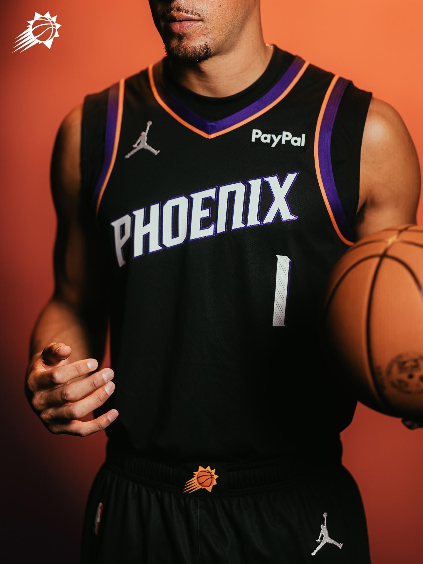 布克身着宣, AA, 太阳官媒晒